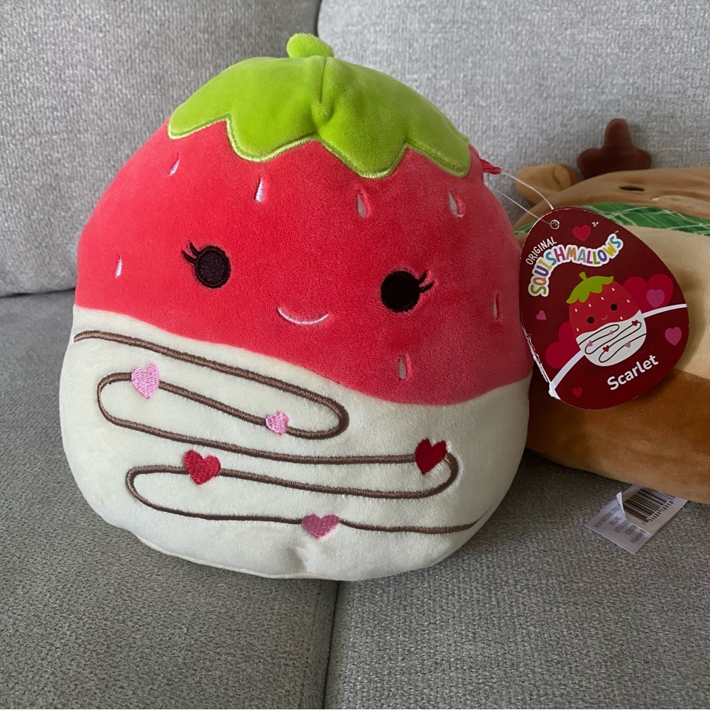 Squishmallows 8” Scarlet